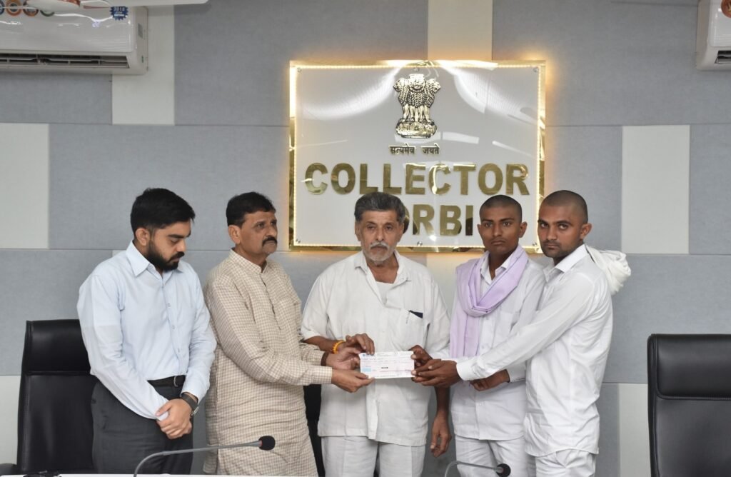 Morbi: ભારે વરસાદથી મૃત્યુ પામેલા મૃતકોના પરિવારજનોને રાજ્ય સરકાર દ્વારા સહાયના ચેક અર્પણ કરાયા