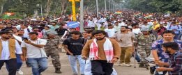 વિદ્યાર્થીઓએ વિધાનસભા તરફ કૂચ કરી, બેરિકેડ તોડી: પોલીસે લાઠીચાર્જ કર્યો, ટીયર ગેસના સેલ છોડયાં