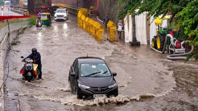 Delhi-NCR માં સતત બીજા દી’ એ ધોધમાર મેઘસવારી : માર્ગો ‘દરિયો’ બન્યા