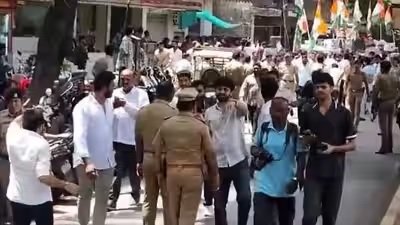 Congressના કાર્યકરોએ નાગપુરમાં ગડકરીના ઘરનો ઘેરાવ કરવાનો પ્રયાસ કર્યો, પોલીસે અટકાયત કરી