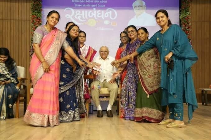 Gandhinagar ના લોકભવનમાં રક્ષાબંધનની ભાવસભર ઉજવણી, મુખ્યમંત્રી ભૂપેન્દ્ર પટેલને બહેનોએ બાંધી રાખડી