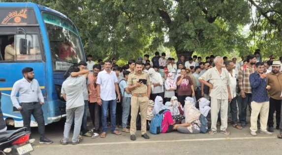 Junagadh: માખીયાળામાં એસટી બસ રોકો આંદોલન, બસનો સ્ટોપ ન મળતાં વિદ્યાર્થીઓ રસ્તા પર ઉતર્યા