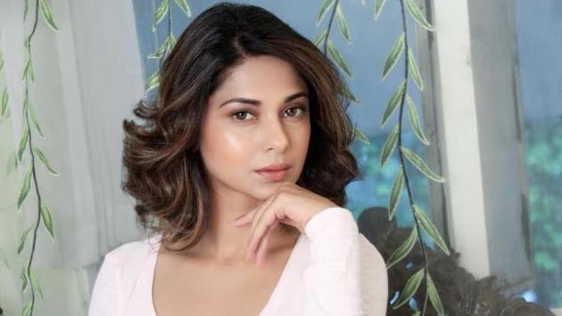 ૧૨ વર્ષ બાદ લગ્નની ચર્ચા વચ્ચે Jennifer Winget નો પૈઠણી લુક વાયરલ
