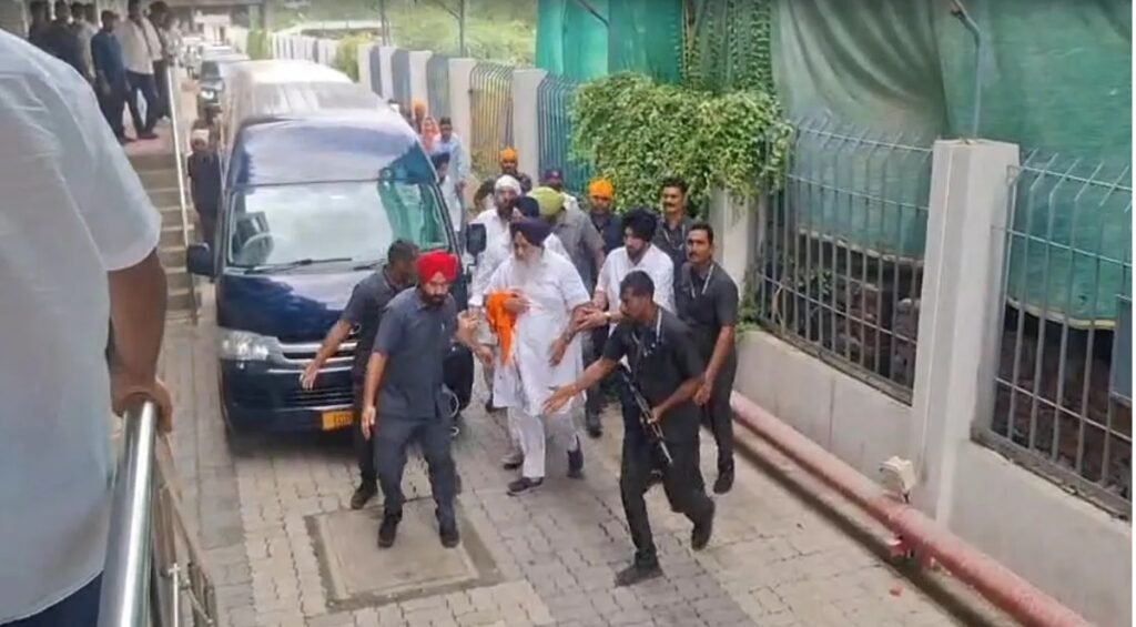 Maharashtra ના નાંદેડમાં સુખબીર સિંહ બાદલ પર એક નિહંગે કિરપાણ વડે હુમલો કર્યો