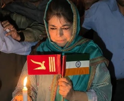 Mehbooba Mufti એ ધરણા દરમિયાન રાષ્ટ્રધ્વજ ઊંધો રાખ્યો હોવાથી તેમની મુશ્કેલીઓ વધી શકે છે