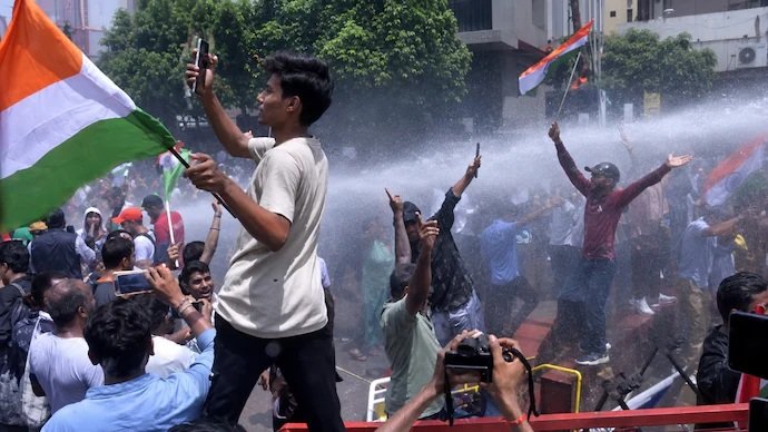 Patna: હજારો વિદ્યાર્થીઓ બેરીકેડ તોડી સીએમ આવાસ ભણી આગળ વધતા લાઠીચાર્જ