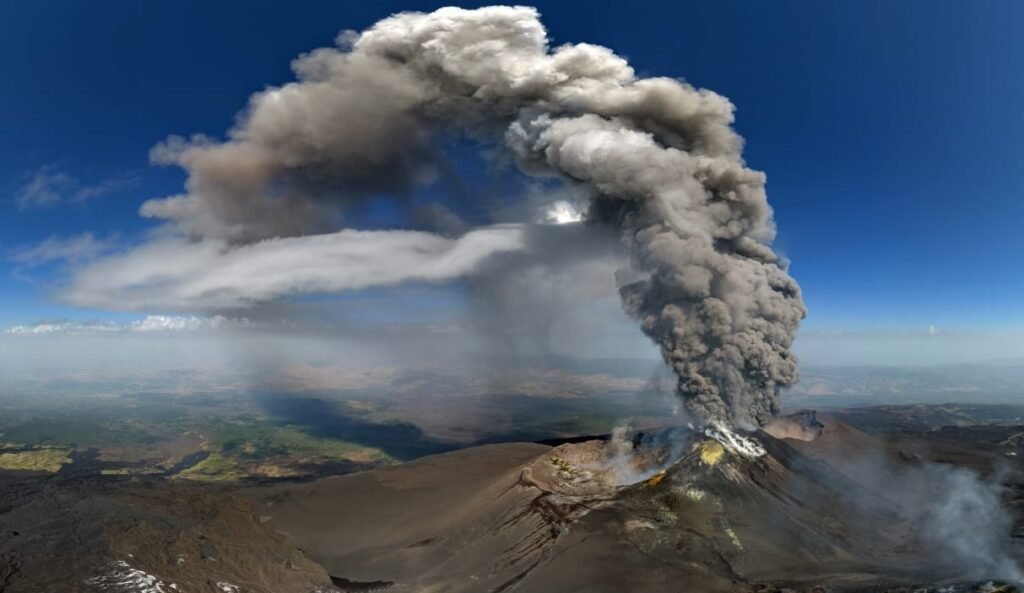 Sicilyમાં Mount Etna જ્વાળામુખી ફાટતા રાખના વાદળને લીધે કેટાનિયા એરપોર્ટ બંધ થયું