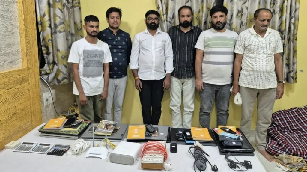 Surendranagar એએસઆઇના ઘરમાં ડબ્બા ટ્રેડિંગ મામલે ખુલાસો, ૧૦૦ કરોડથી વધુના હિસાબો ૨૯ ફોન, ૧૦ લેપટોપ મળ્યા