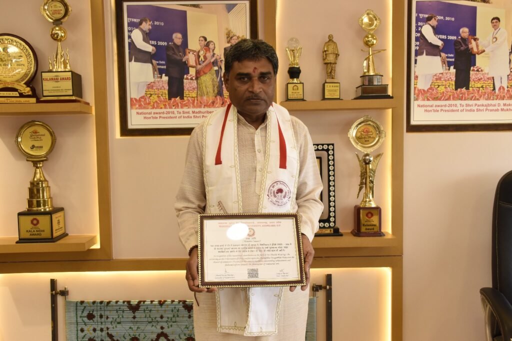 Surendranagar ના પટોળાની પરંપરાને વૈશ્વિક ઓળખ અપાવનાર પંકજ મકવાણાને માનદ ડી.લિટ.ની પદવી એનાયત