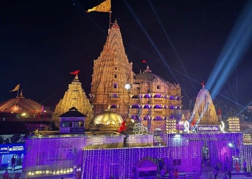 યાત્રાધામ દ્વારકામાં ભાવિકોમાં જબરો ઉત્સાહ : જગતમંદિર કલાત્મક રોશનીથી ઝળહળ્યું