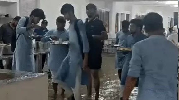 Gujarat Vidyapith હોસ્ટેલમાં પાણી ભરાયાઃ વિદ્યાર્થીઓ પાણીમાં ઊભા રહી જમ્યા, કાનખજૂરો તરતો જોવા મળ્યો
