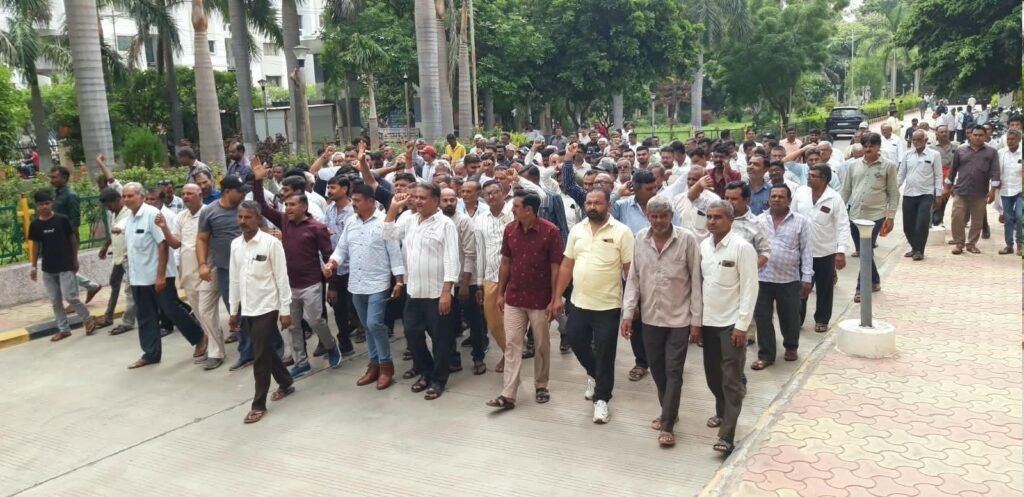 Jamnagar જિલ્લામાં ટ્રાન્સમિશન લાઈનના વળતર મુદ્દે ખેડૂતોની કલેક્ટરને રજૂઆત