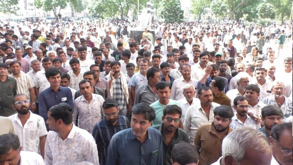 Morbi વાંધા અરજીઓ સાથે વિરોધમાં ખેડૂતો કલેકટર કચેરી પહોંચ્યા, દિવાળી બાદ ખેડૂત મહાપંચાયતનું એલાન