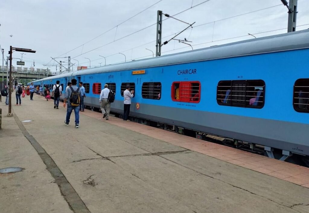 New Delhi: ટ્રેન ૯ કલાક મોડી પડી એટલે મુસાફરે કર્યો કેસ