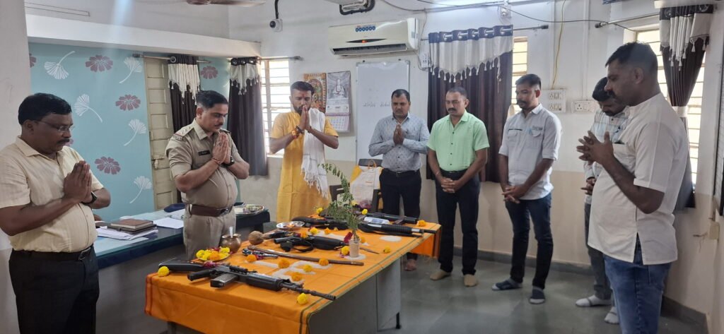 Botad: રાણપુર પોલીસ સ્ટેશન ખાતે વિજયા દશમી નિમિત્તે શસ્ત્રપૂજન યોજાયું