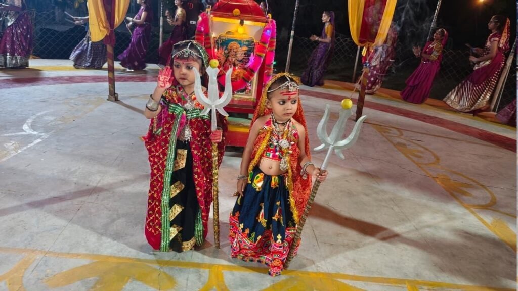 Morbiમાં ૭૦ વર્ષ પ્રાચીન અંબિકા ગરબી મંડળમાં ગરબે ઘૂમતી બાળાઓ !