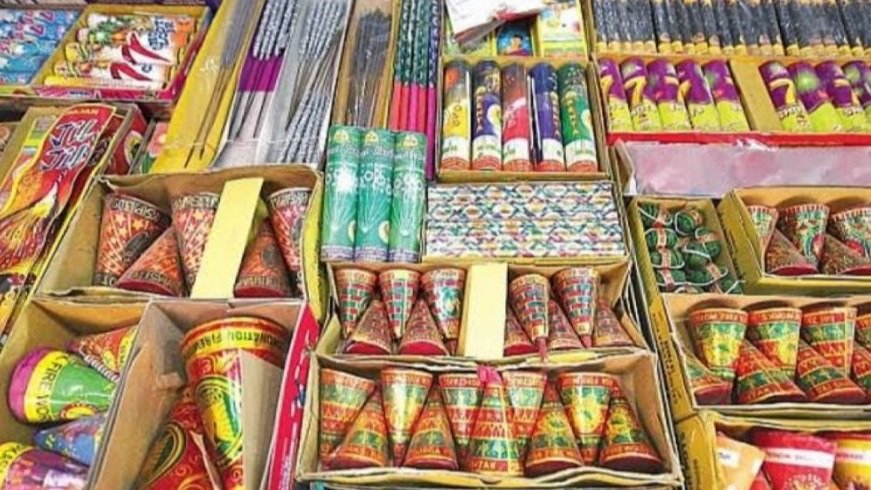 Manavadar: બાંટવામાંથી દિવાળી ટાણે ગેરકાયદેસર ફટાકડાનો મોટો જથ્થો ઝડપાયો