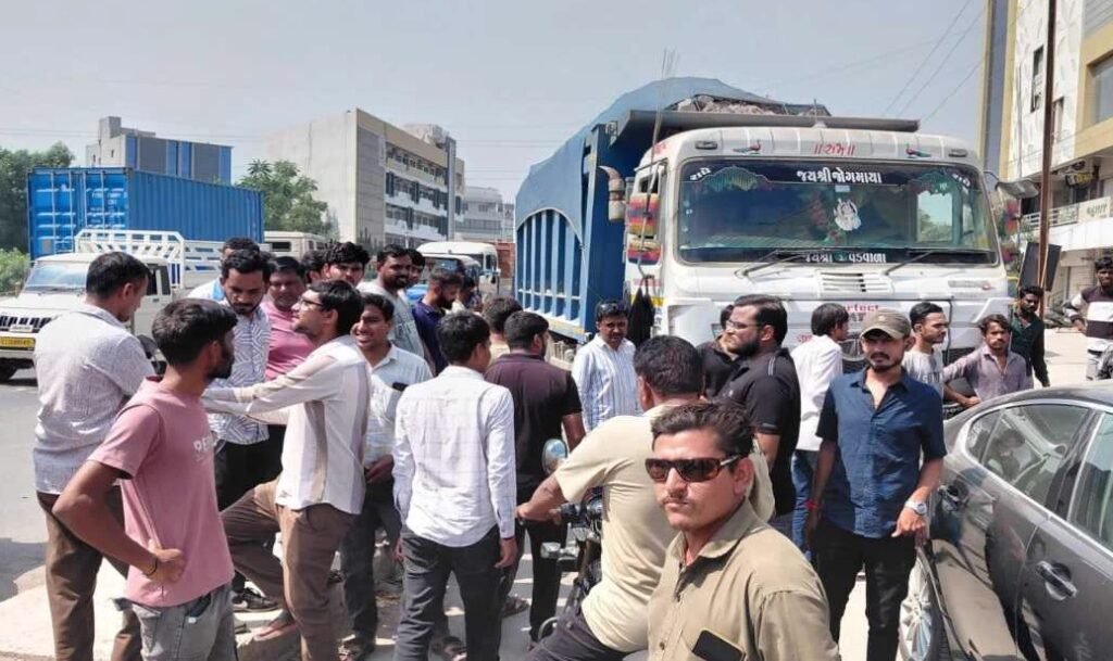 Morbiના મહેન્દ્રનગર આઈટીઆઈ નજીક ક્રોસિંગ બંધ થતા વિદ્યાર્થીઓનો વિરોધ, હાઈવે પર ચક્કાજામ