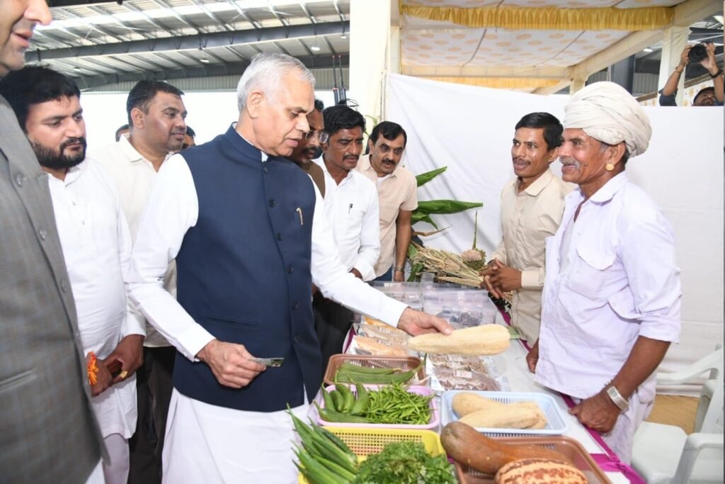 રાજ્યપાલ Acharya Devvrat ગુંદા ગામમાં પ્રગતિશીલ ખેડૂતના ઘરે ગાયનું દોહન કરી ખેડૂતો સાથે કર્યો સંવાદ