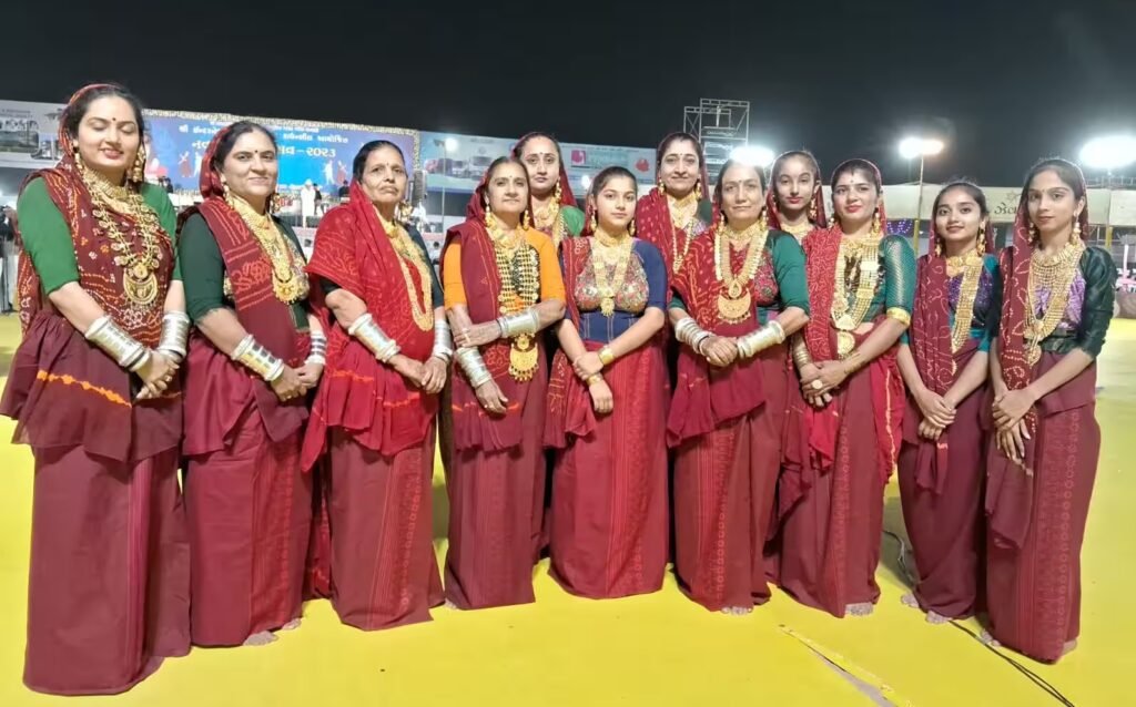 કરોડો રૂપિયાના સોનાના દાગીના પહેરીને Porbandarની મહિલાઓએ લીધા મહેરના રાસડા
