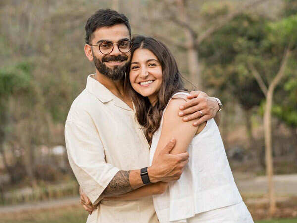 મુંબઈના કીર્તનમાં Virat-Anushkaએ તાળી વગાડી ભજનો ગાયાં