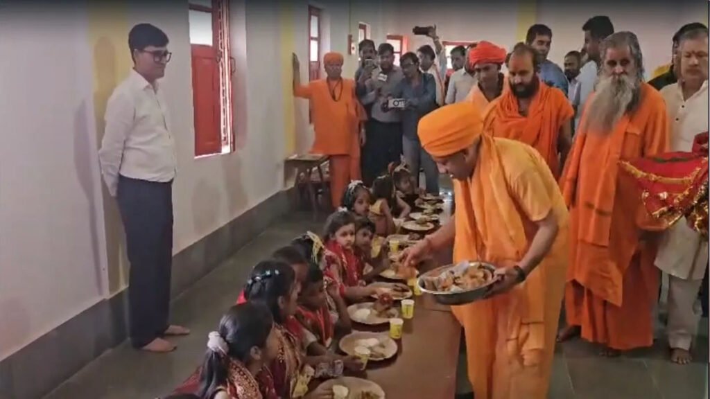 CM Yogi Adityanathએ નવરાત્રિના નવમા દિવસે ગોરખનાથ મંદિરમાં કન્યા પૂજન કર્યું, છોકરીઓના પગ ધોયા